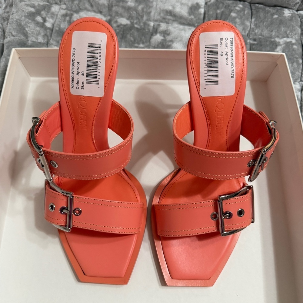 NWT Alexander McQueen Coral Buckle Heels Statement Leather Sandals EU 40 ≈ US 9